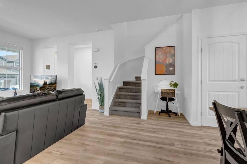 Lovelyhome-Foosball-Nearairport-5 Queen Beds -Air Conditioning Edmonton Dış mekan fotoğraf
